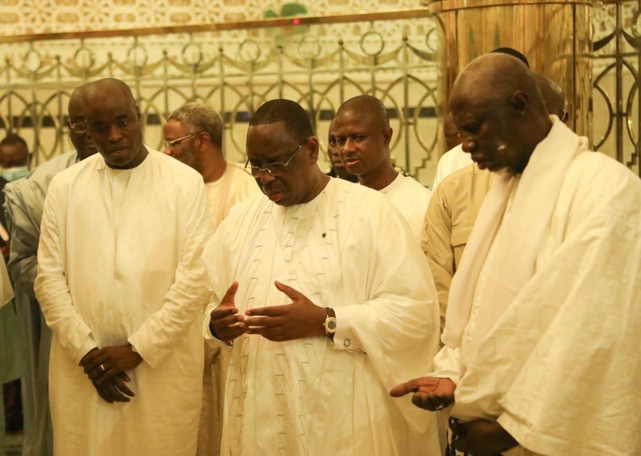 Touba: Après sa visite chez le khalife, Macky Sall s'est recueilli au mausolée de Cheikh Ahmadou Bamba