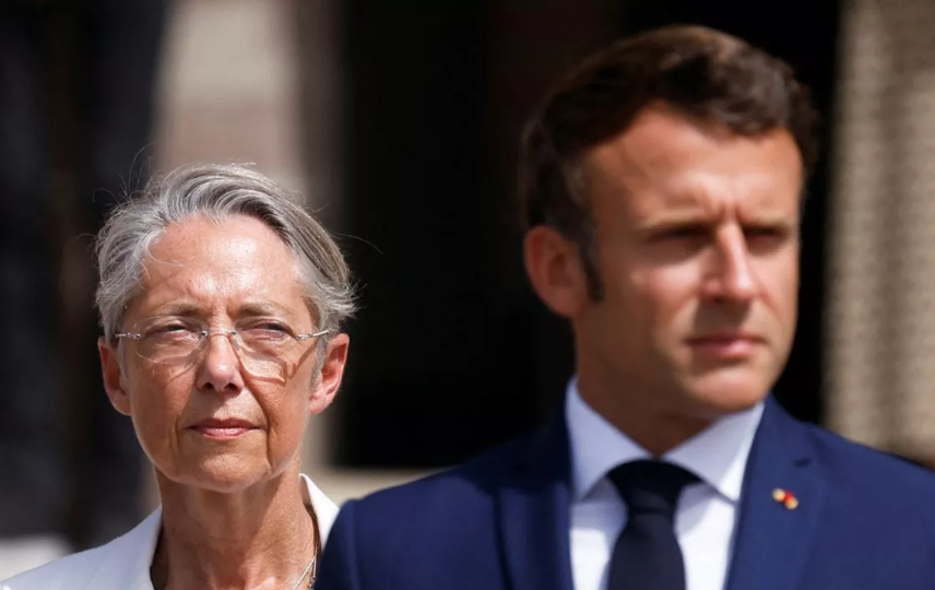 Réforme des retraites : Emmanuel Macron et Elisabeth Borne au pied du mur