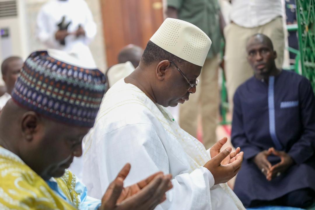 Tivaouane: Le Président Macky Sall au mausolée de Cheikh Seydi El hadji Malick Sy (Photos) Tivaouane: Le Président Macky Sall au mausolée de Cheikh Seydi El hadji Malick Sy (Photos)