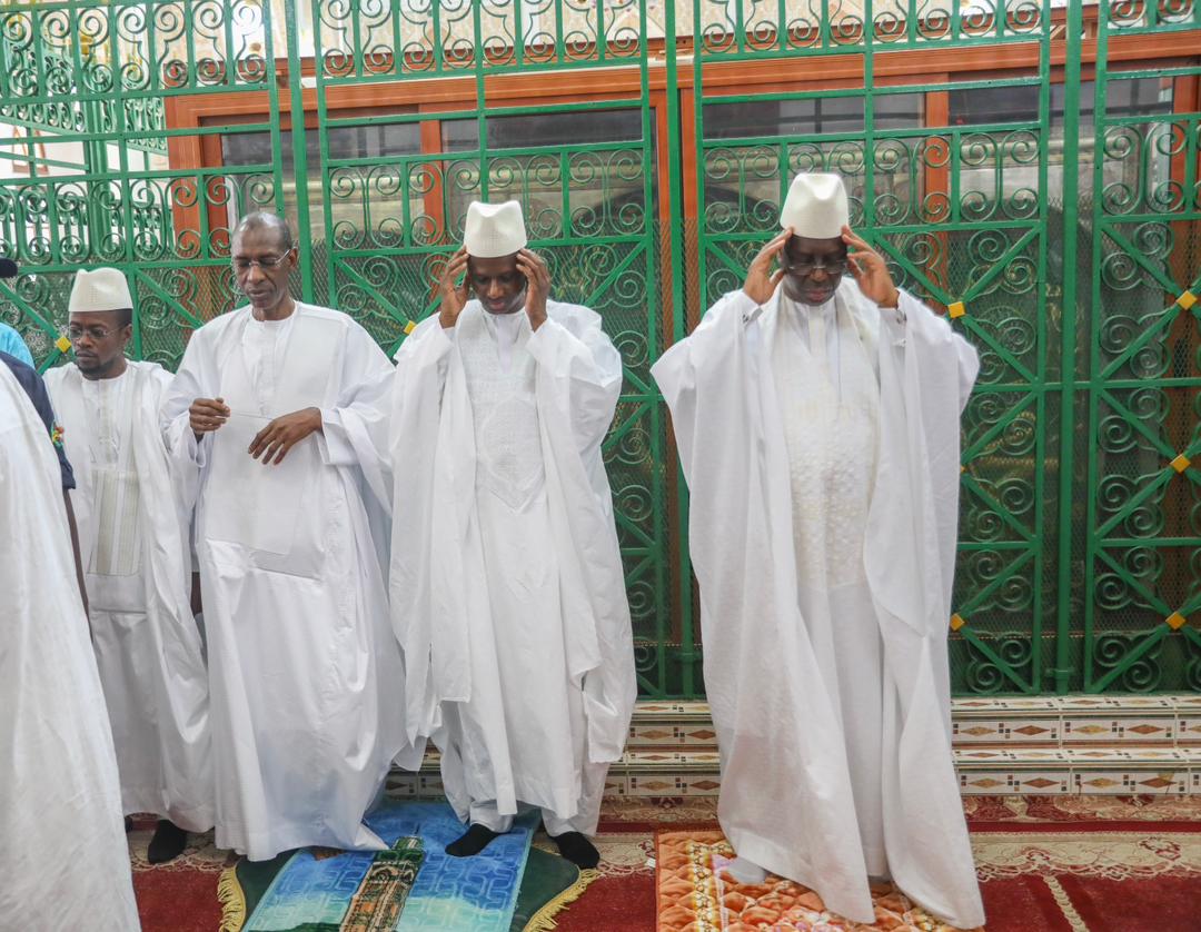 Tivaouane: Le Président Macky Sall au mausolée de Cheikh Seydi El hadji Malick Sy (Photos) Tivaouane: Le Président Macky Sall au mausolée de Cheikh Seydi El hadji Malick Sy (Photos)