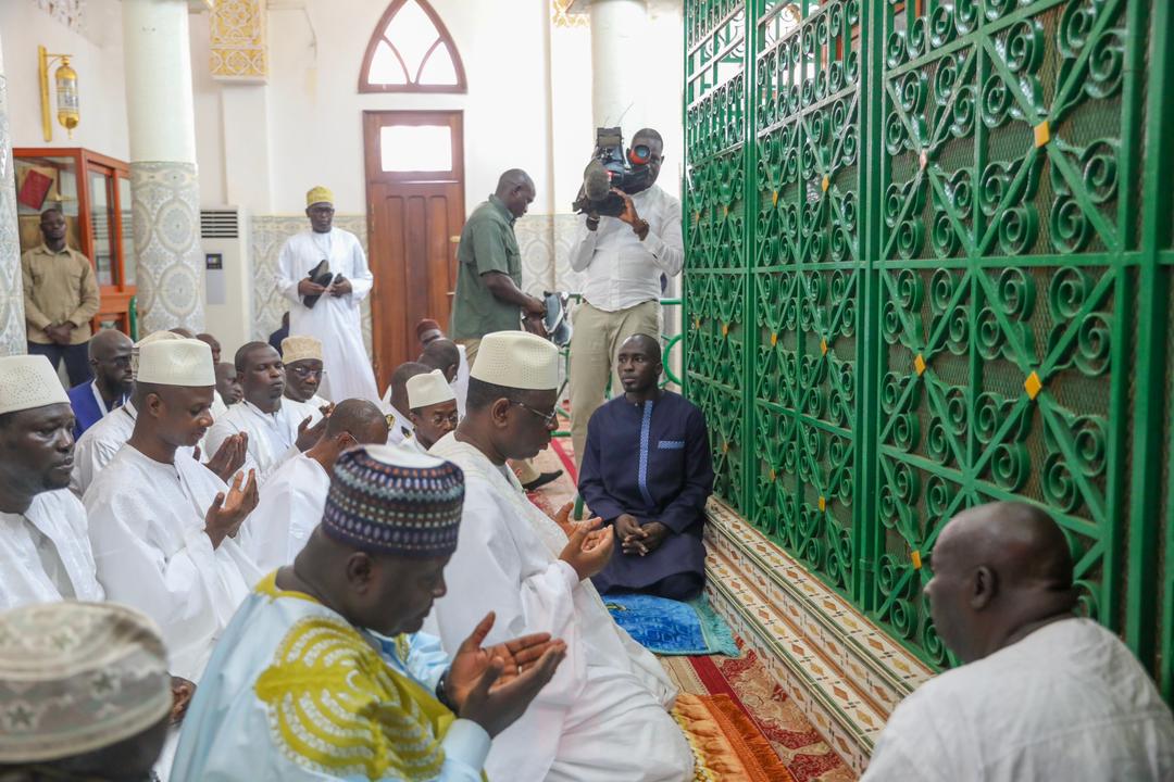 Tivaouane: Le Président Macky Sall au mausolée de Cheikh Seydi El hadji Malick Sy (Photos) Tivaouane: Le Président Macky Sall au mausolée de Cheikh Seydi El hadji Malick Sy (Photos)
