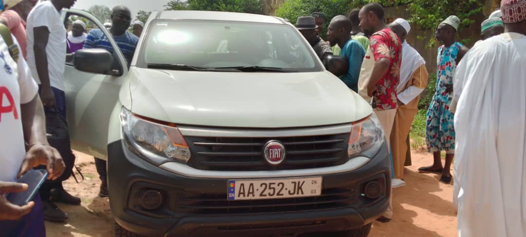 Sédhiou : Le maire Abdoulaye Diop a remis une 4x4 double cabine neuve à l’Imam Ratib