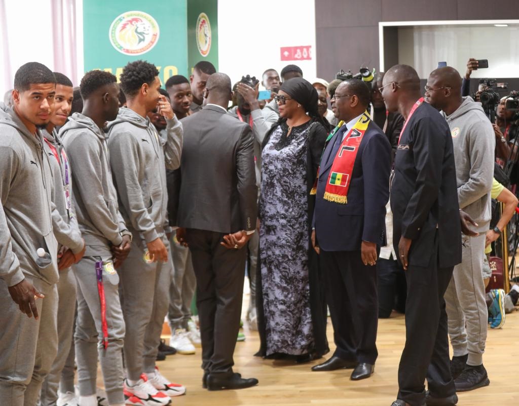 Qatar: En images, la remise du Drapeau aux Lions par le Président Macky Sall, en compagnie de la 1ère Dame