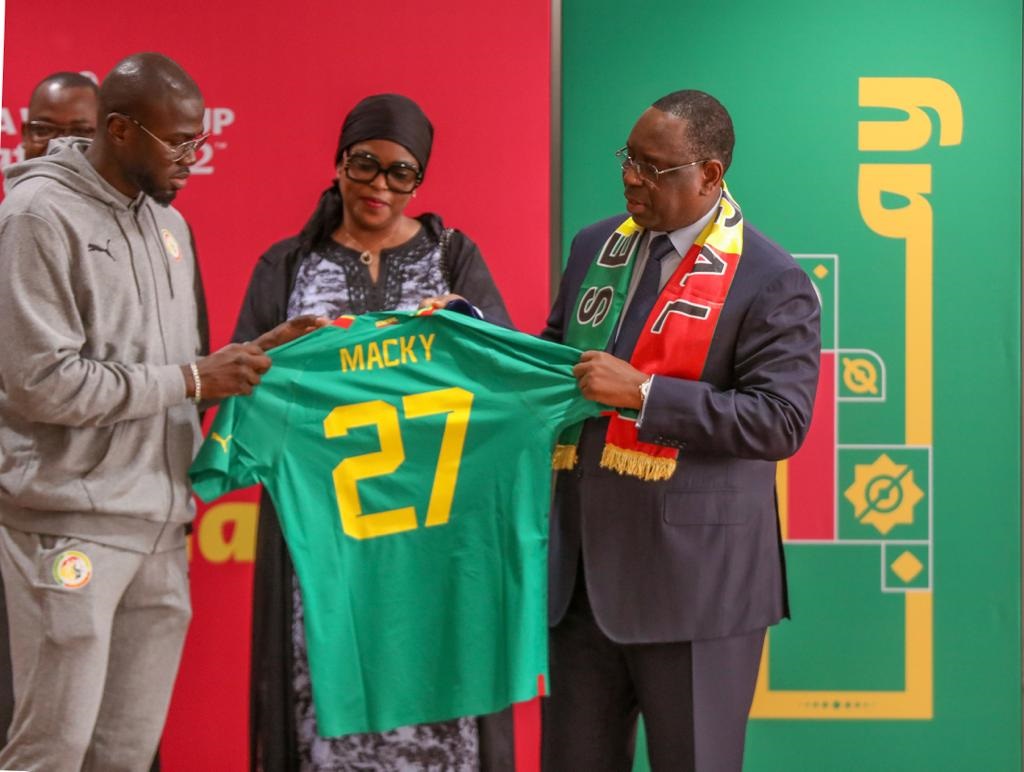 VIDEO : CAN 2023 : Macky Sall remet le drapeau national aux Lions - Grand  Panel