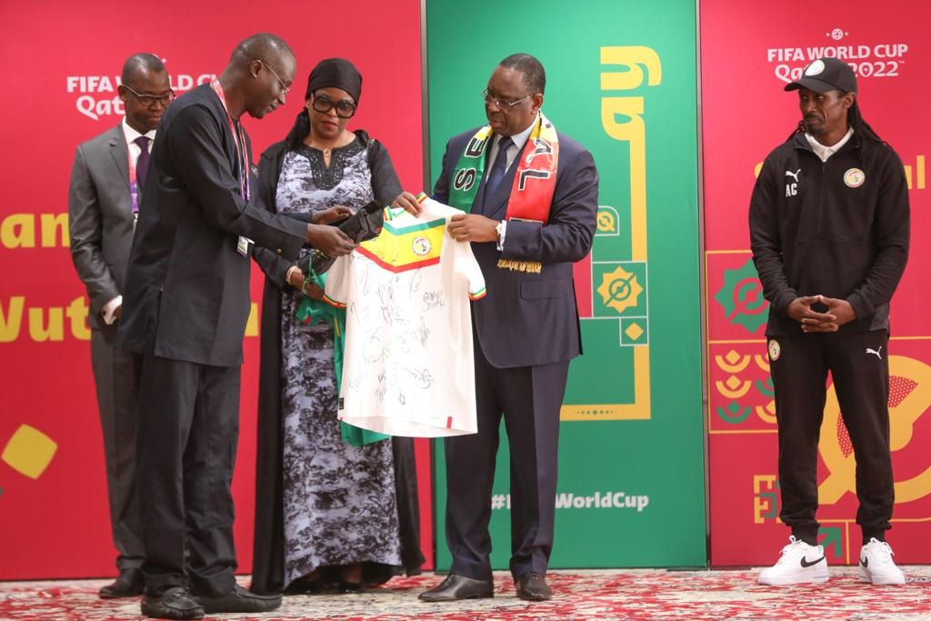 VIDEO : CAN 2023 : Macky Sall remet le drapeau national aux Lions - Grand  Panel