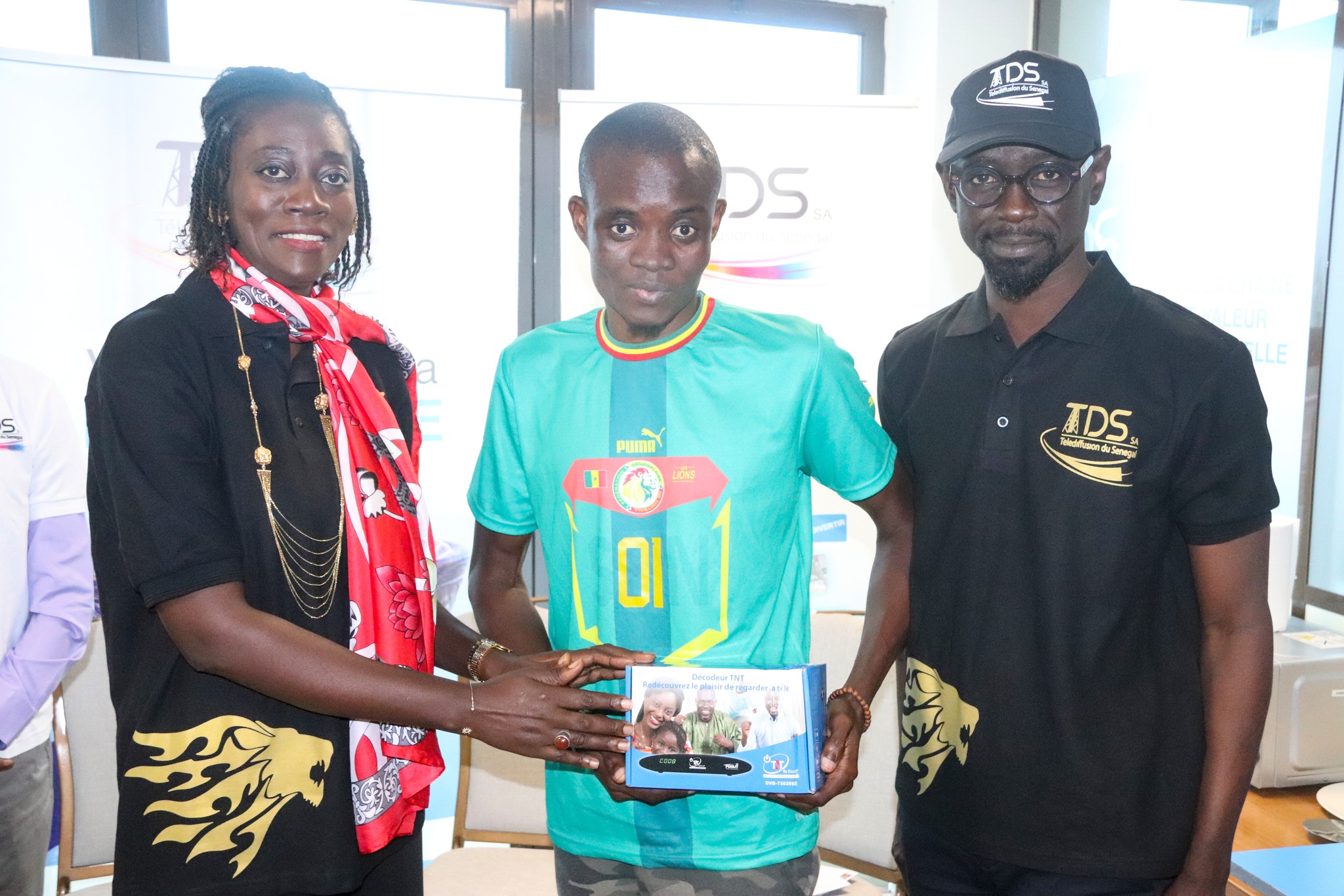 Télédiffusion du Sénégal – TDS : Remise des décodeurs TNT à nos heureux gagnants Télédiffusion du Sénégal – TDS : Remise des décodeurs TNT à nos heureux gagnants