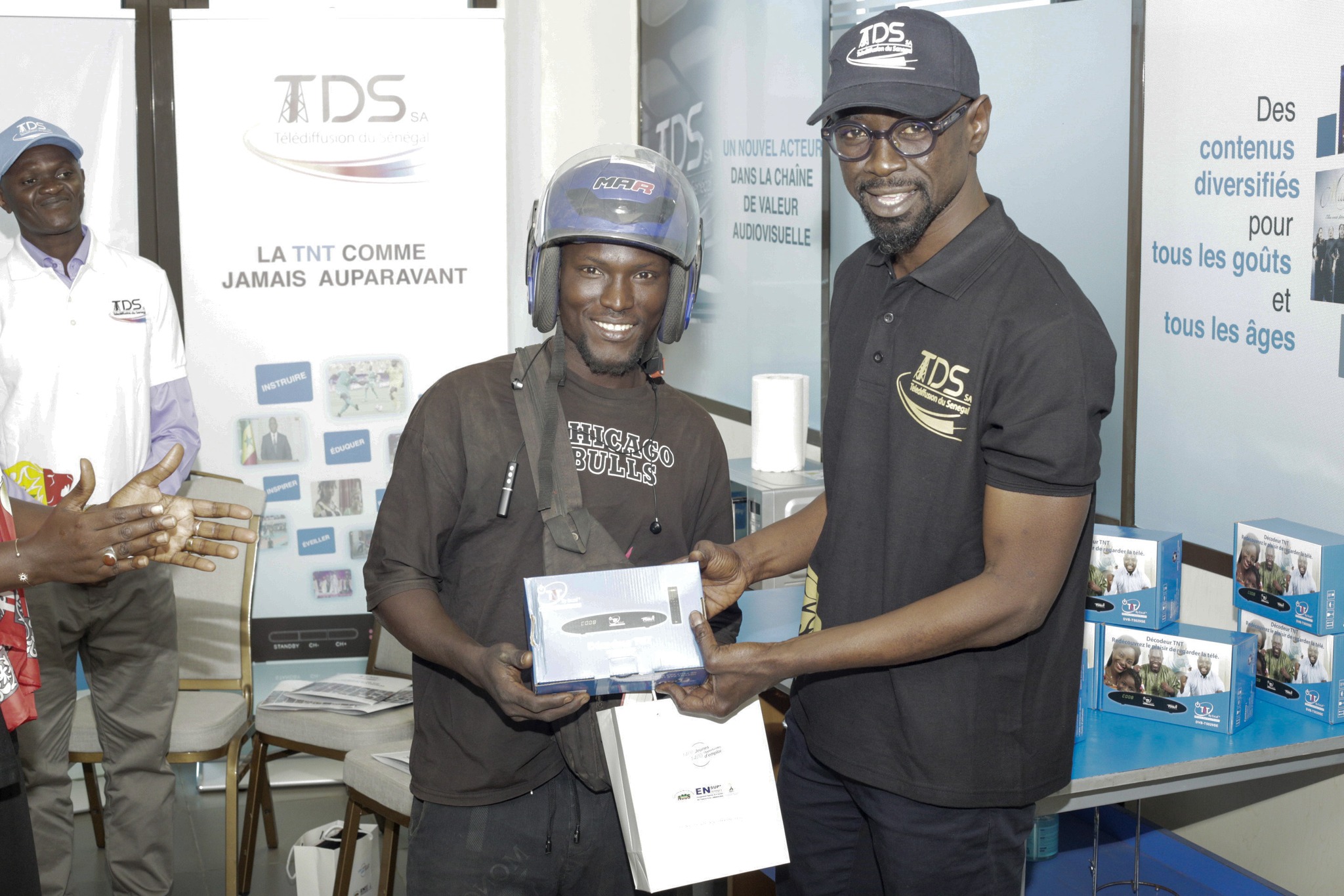 Télédiffusion du Sénégal – TDS : Remise des décodeurs TNT à nos heureux gagnants Télédiffusion du Sénégal – TDS : Remise des décodeurs TNT à nos heureux gagnants