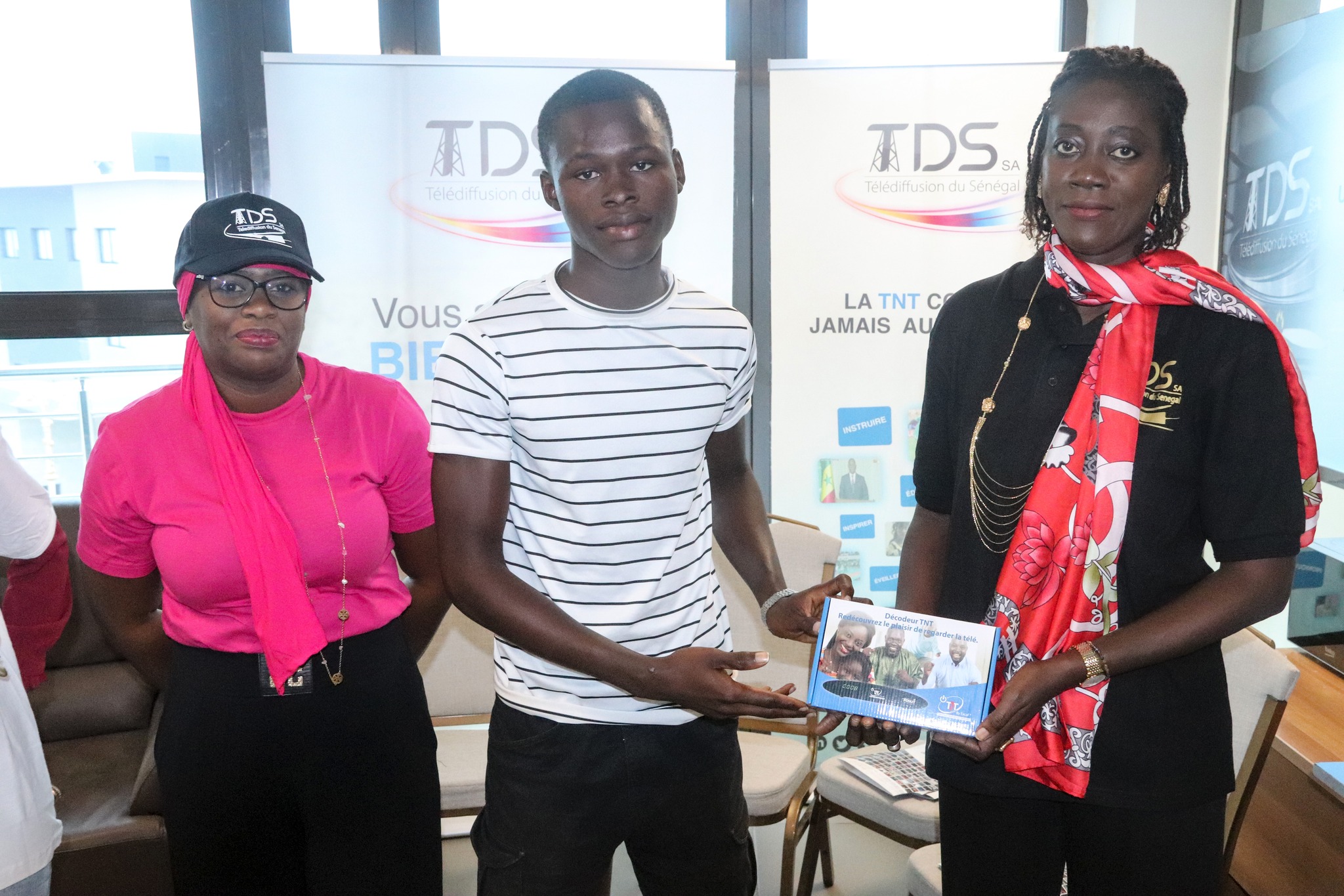 Télédiffusion du Sénégal – TDS : Remise des décodeurs TNT à nos heureux gagnants Télédiffusion du Sénégal – TDS : Remise des décodeurs TNT à nos heureux gagnants