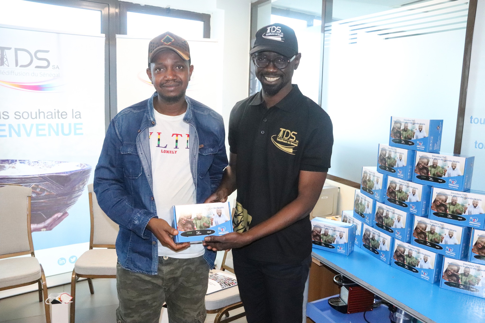 Télédiffusion du Sénégal – TDS : Remise des décodeurs TNT à nos heureux gagnants Télédiffusion du Sénégal – TDS : Remise des décodeurs TNT à nos heureux gagnants