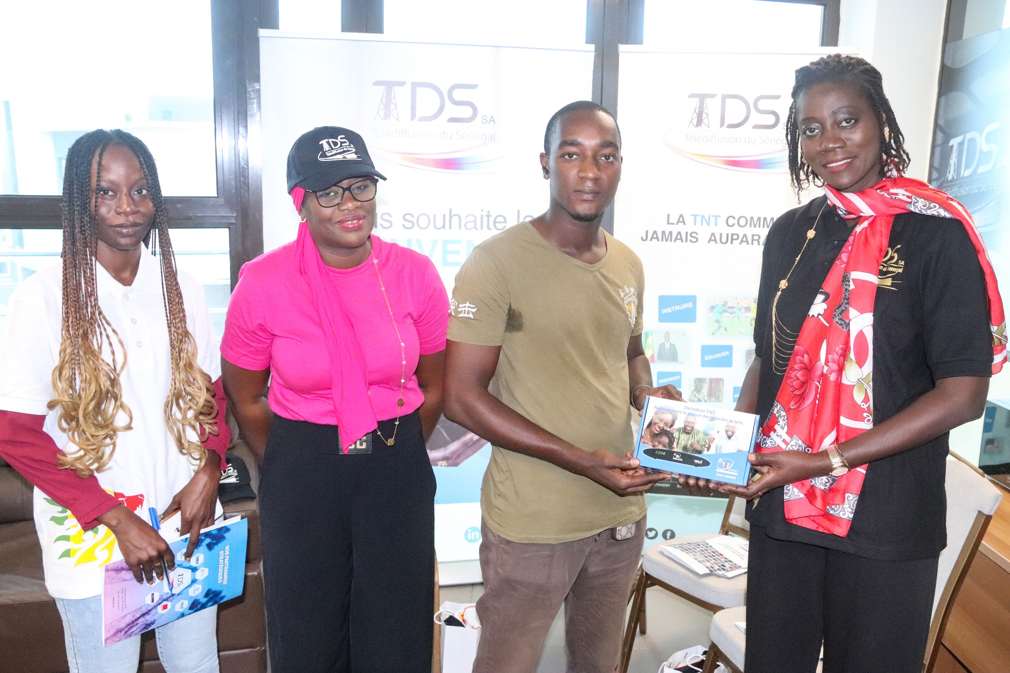 Télédiffusion du Sénégal – TDS : Remise des décodeurs TNT à nos heureux gagnants Télédiffusion du Sénégal – TDS : Remise des décodeurs TNT à nos heureux gagnants