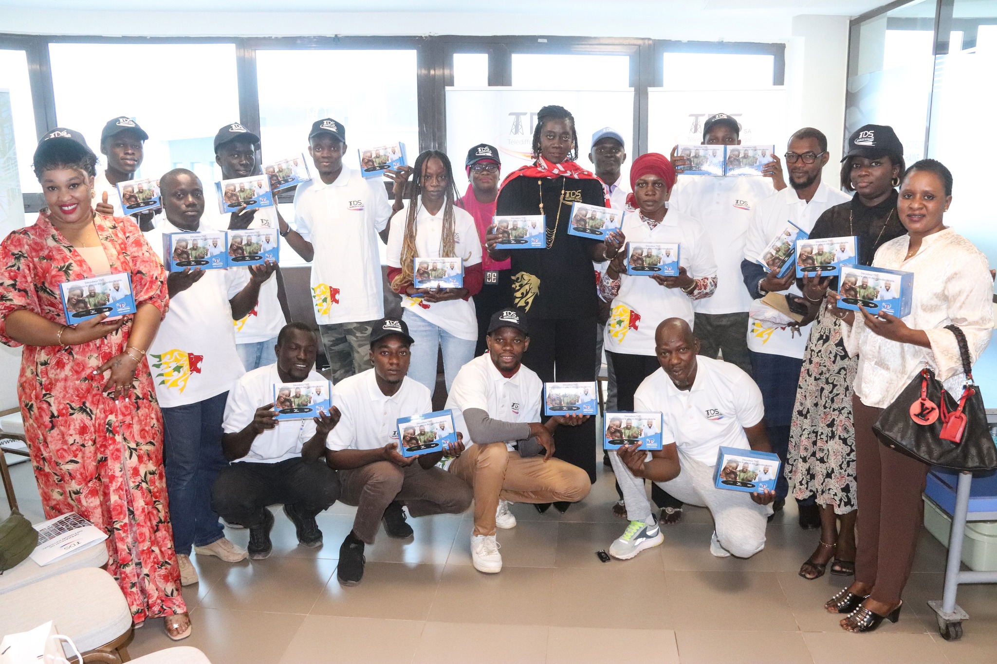 Télédiffusion du Sénégal – TDS : Remise des décodeurs TNT à nos heureux gagnants Télédiffusion du Sénégal – TDS : Remise des décodeurs TNT à nos heureux gagnants