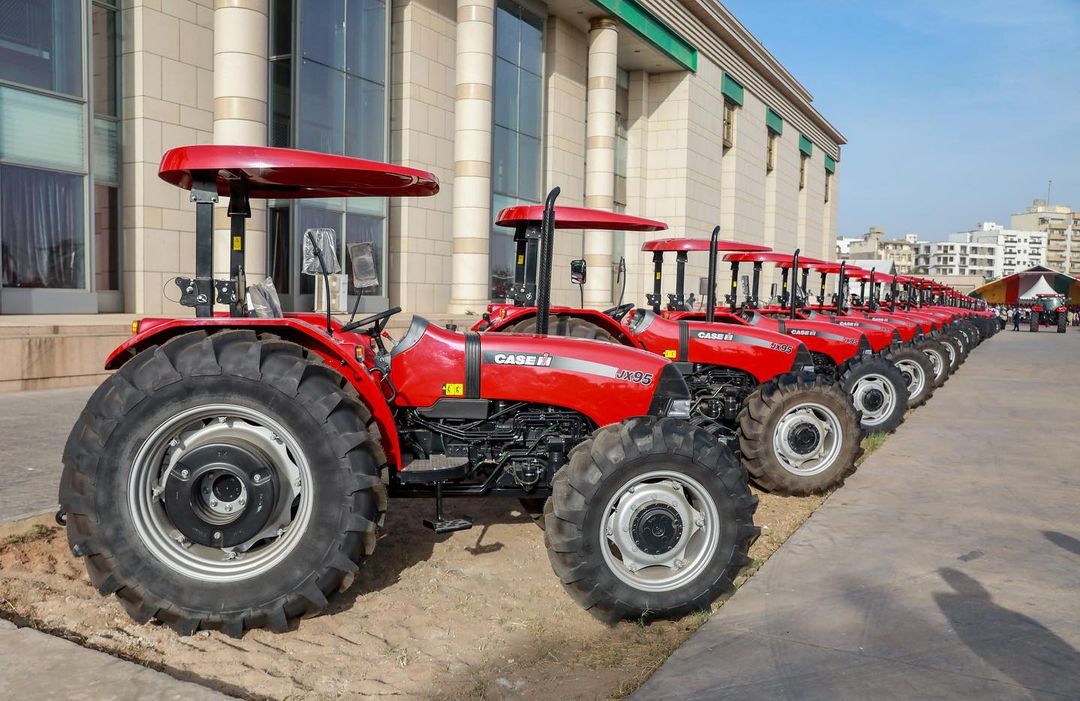 Grand Théâtre Doudou Ndiaye Rose de Dakar, le Président Macky Sall a présidé la cérémonie de remise de matériels agricoles Grand Théâtre Doudou Ndiaye Rose de Dakar, le Président Macky Sall a présidé la cérémonie de remise de matériels agricoles