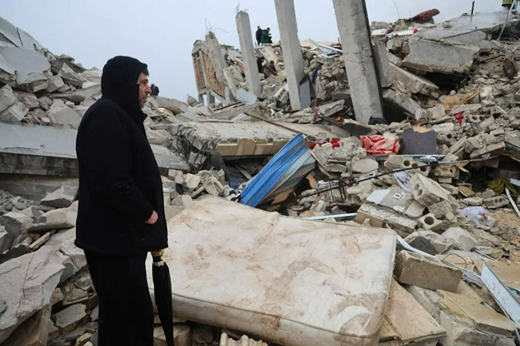 Séisme en Turquie : 912 morts et au moins 5.385 blessés, selon un premier bilan du  président  Recep Tayyip Erdogan.