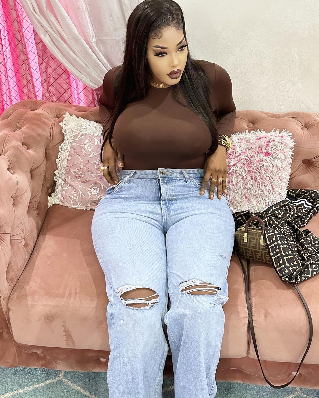 Photos - Les nouveaux clichés de Ya Awa Rassoul, belle, sexy, les rondeurs de la fierté Photos - Les nouveaux clichés de Ya Awa Rassoul, belle, sexy, les rondeurs de la fierté