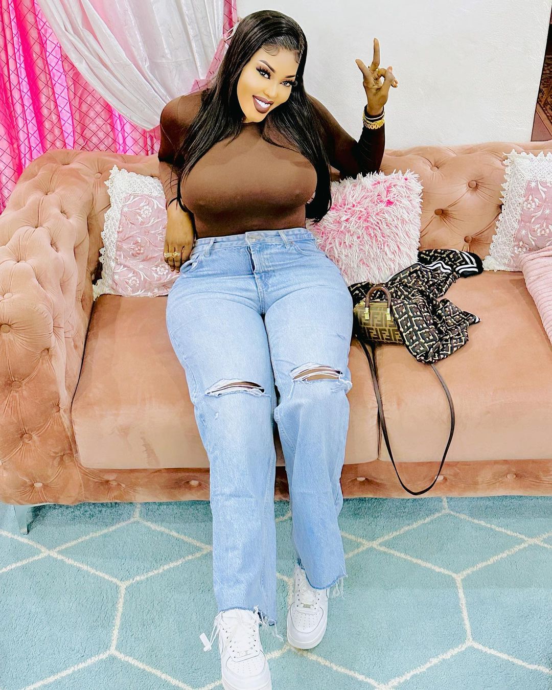 Photos - Les nouveaux clichés de Ya Awa Rassoul, belle, sexy, les rondeurs de la fierté Photos - Les nouveaux clichés de Ya Awa Rassoul, belle, sexy, les rondeurs de la fierté