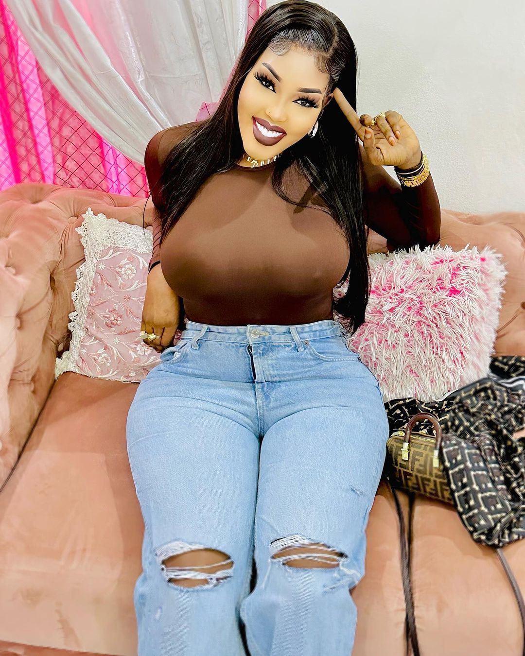 Photos - Les nouveaux clichés de Ya Awa Rassoul, belle, sexy, les rondeurs de la fierté Photos - Les nouveaux clichés de Ya Awa Rassoul, belle, sexy, les rondeurs de la fierté