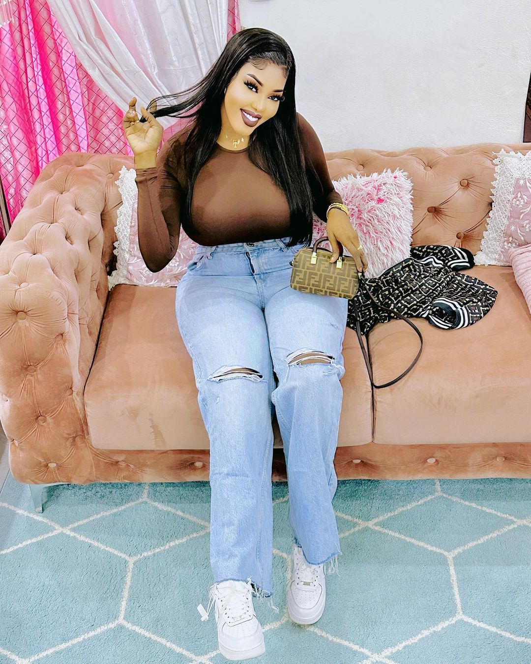 Photos - Les nouveaux clichés de Ya Awa Rassoul, belle, sexy, les rondeurs de la fierté Photos - Les nouveaux clichés de Ya Awa Rassoul, belle, sexy, les rondeurs de la fierté