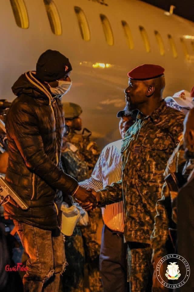 Aéroport International Ahmed Sékou Tourén le Colonel Doumbouya accueille ses compatriotes guinéens venant de la Tunisie