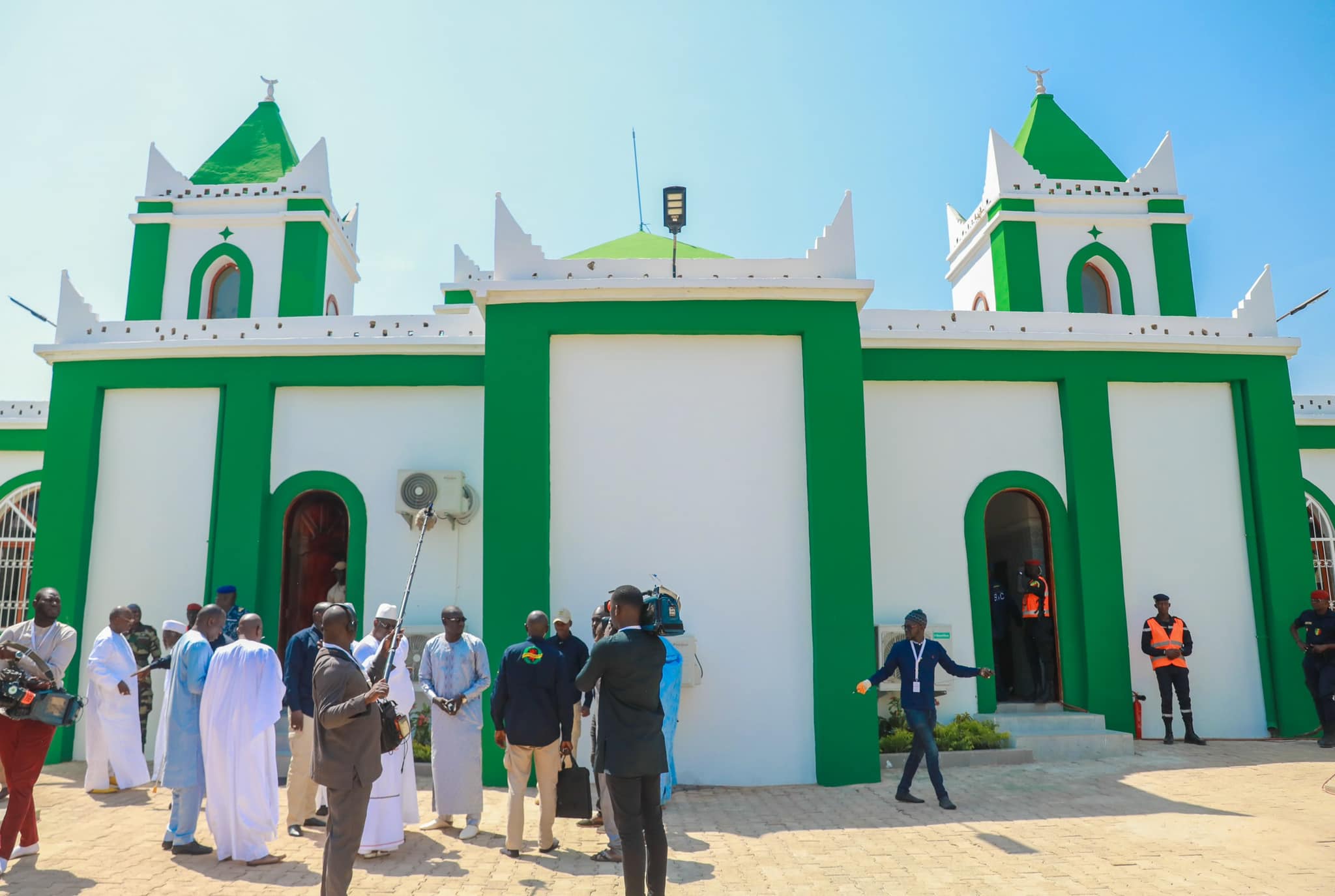 Tournée économique : le Chef de l’État Macky Sall a effectué la prière du vendredi à la Grande mosquée de Sédhiou.