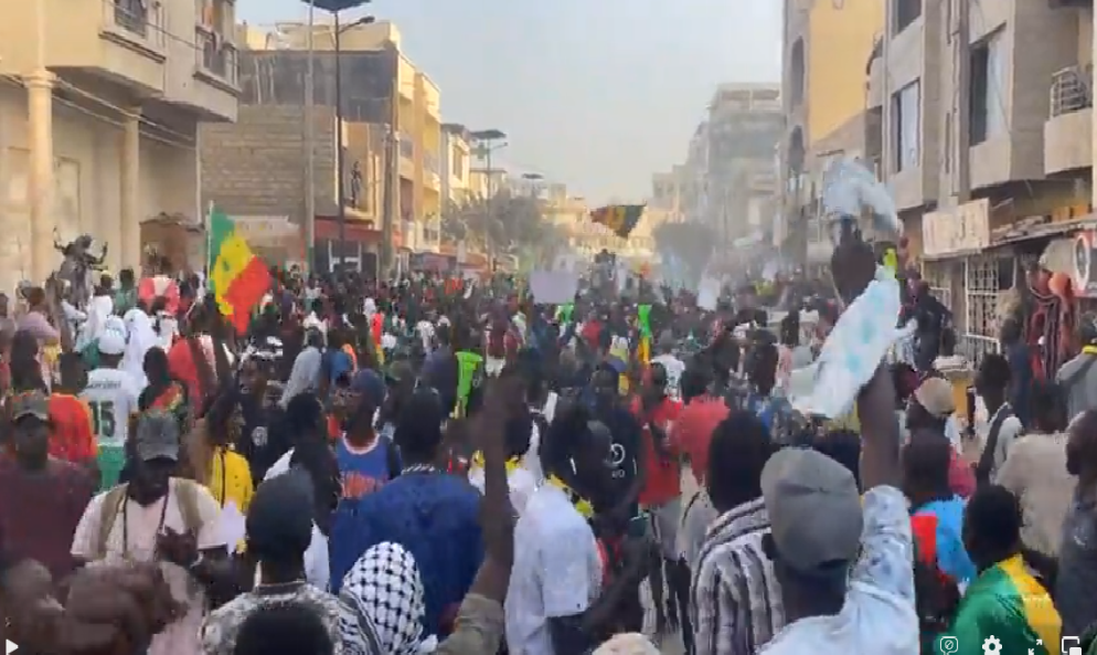 Ousmane Sonko en route vers l'Acapes : Noyée par des slogans, Cité Keur Gorgui remplie de jeunes