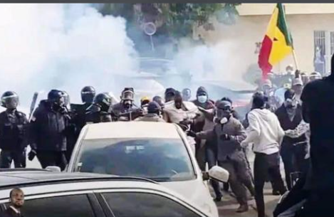 Ousmane Sonko  embarqué de force dans le véhicule de la Bip