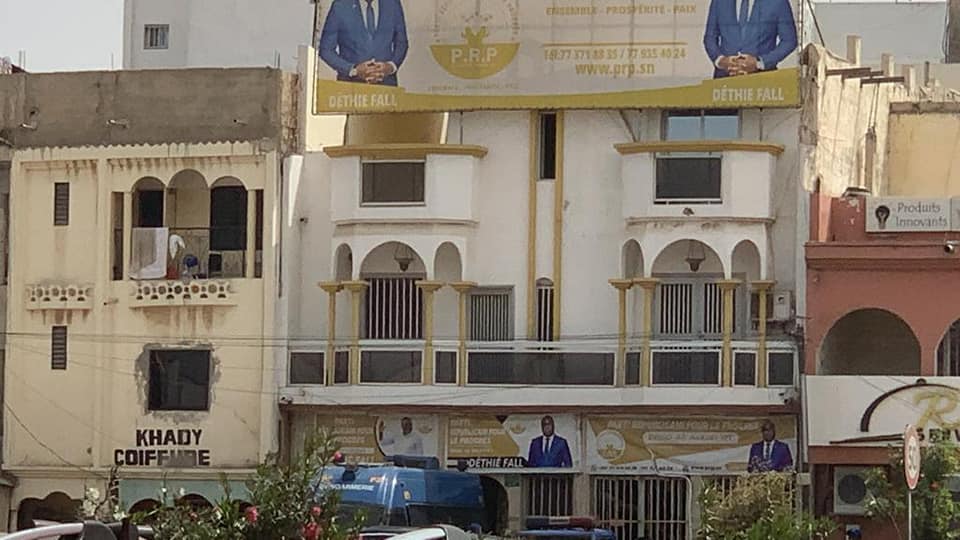 Arrêt sur image: Le siège PRP de Déthié Fall barricadé Arrêt sur image: Le siège PRP de Déthié Fall barricadé