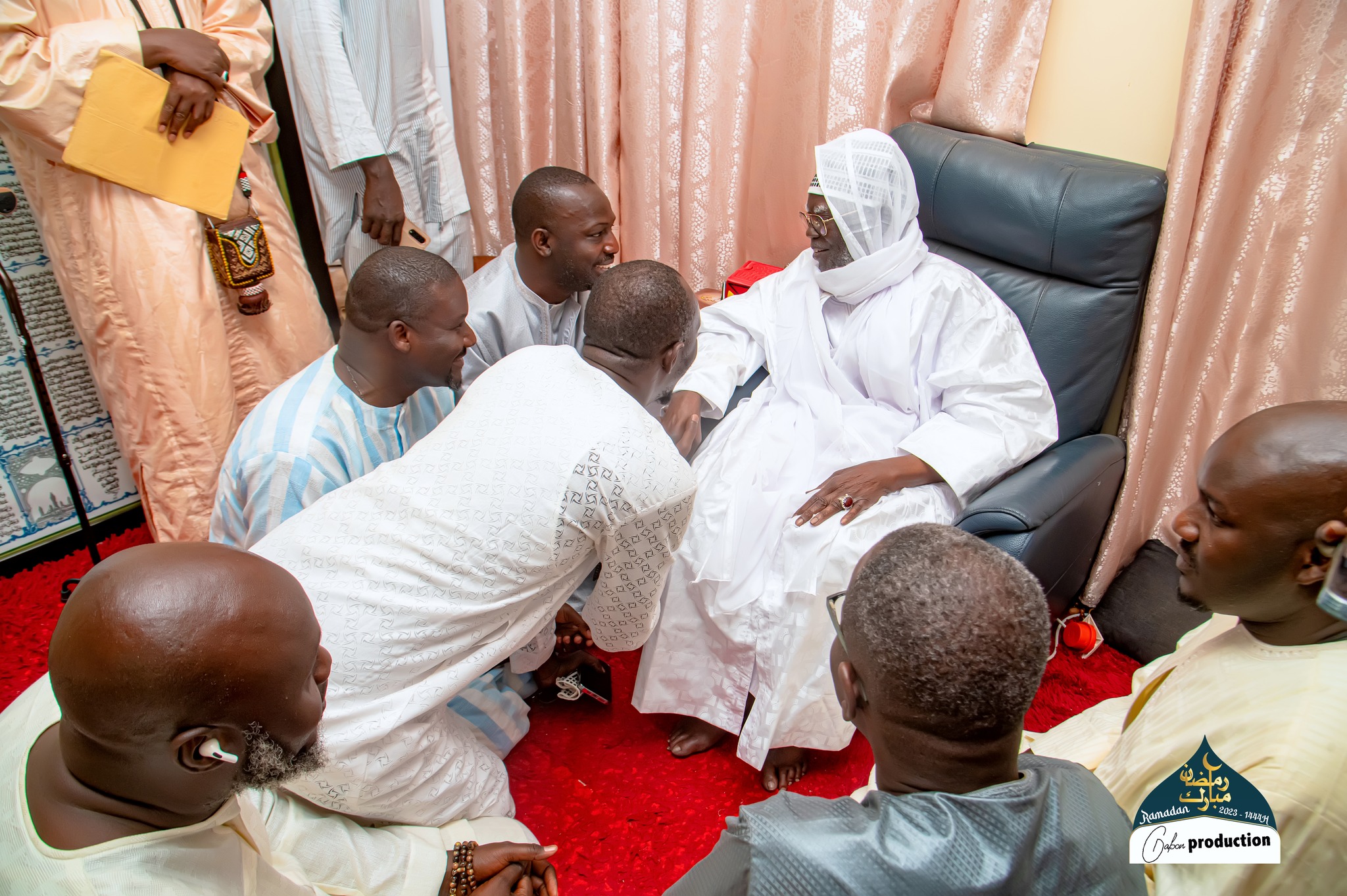 Omar Bayo mou Serigne Mountakha offre trois chevaux de course au Khalife général des Mourides (Photos)