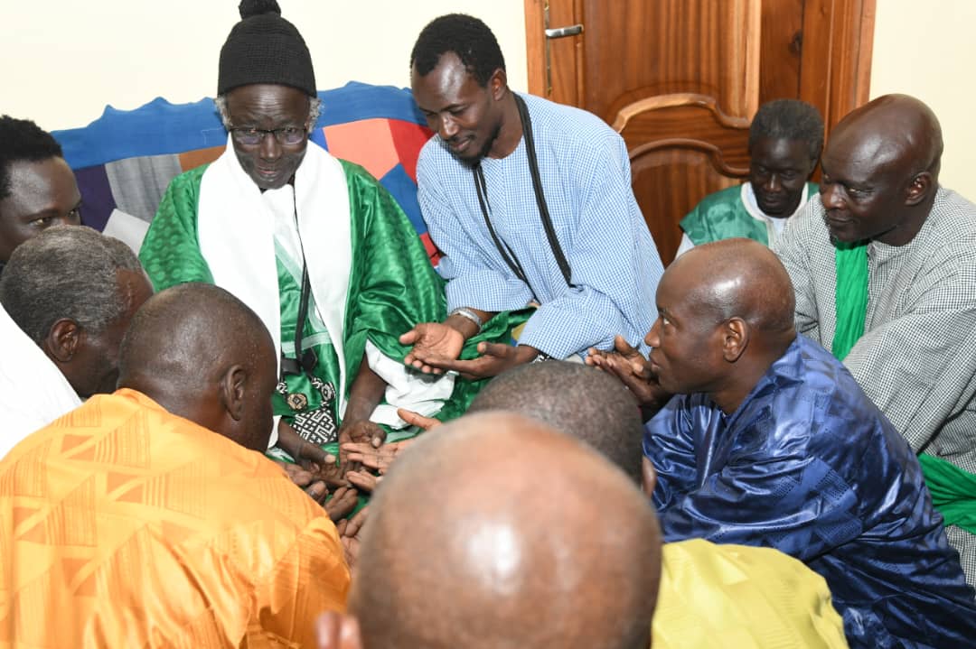 Photos / Au rythme des « zikr » et chants religieux : Le Ministre Aly Ngouille Ndiaye reçu par le Khalife général des Baay Fall Photos / Au rythme des « zikr » et chants religieux : Le Ministre Aly Ngouille Ndiaye reçu par le Khalife général des Baay Fall
