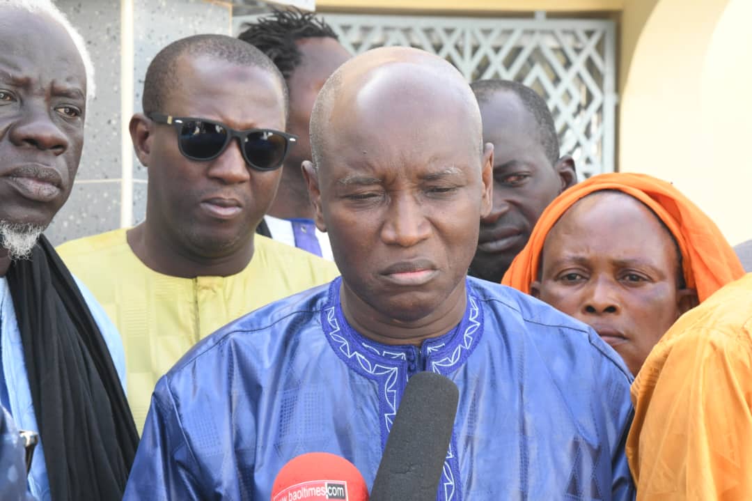 Photos / Au rythme des « zikr » et chants religieux : Le Ministre Aly Ngouille Ndiaye reçu par le Khalife général des Baay Fall Photos / Au rythme des « zikr » et chants religieux : Le Ministre Aly Ngouille Ndiaye reçu par le Khalife général des Baay Fall