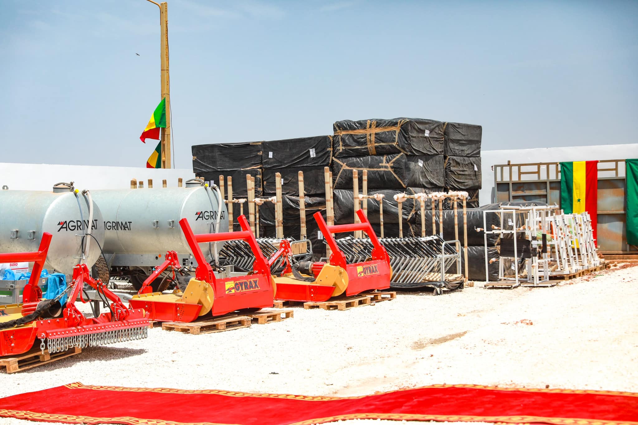 Le Président Macky Sall renforce le secteur de la recherche au Sénégal, avec la réception de matériel scientifique à l'UCAD Le Président Macky Sall renforce le secteur de la recherche au Sénégal, avec la réception de matériel scientifique à l'UCAD