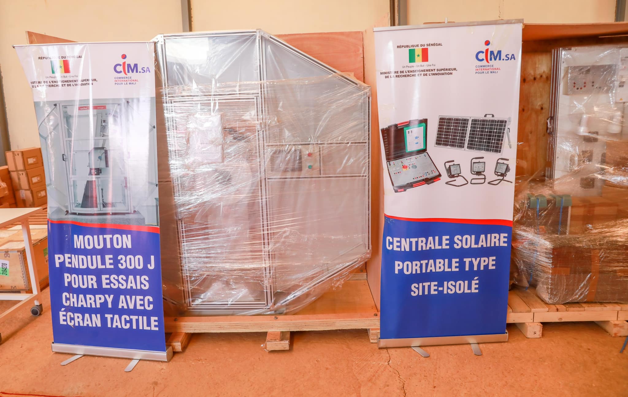 Le Président Macky Sall renforce le secteur de la recherche au Sénégal, avec la réception de matériel scientifique à l'UCAD Le Président Macky Sall renforce le secteur de la recherche au Sénégal, avec la réception de matériel scientifique à l'UCAD