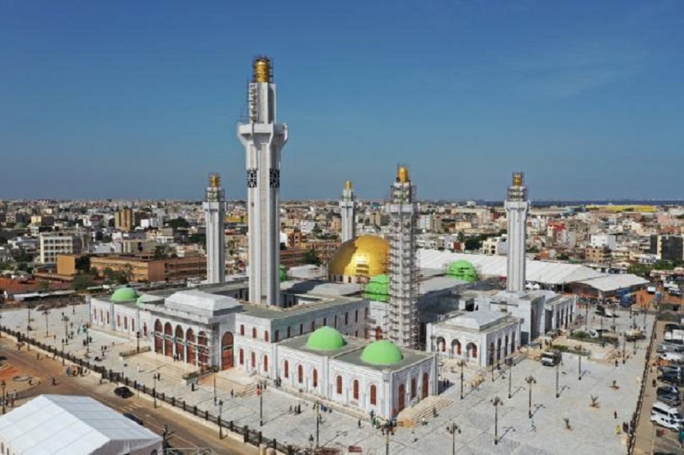 Grande Mosquée de Tivaouane : L’homme d’affaires Aziz Ndiaye verse une nouvelle contribution de 100 millions FCfa
