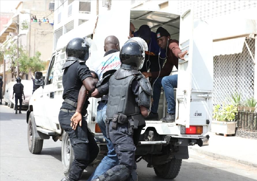 Touba / Incendie de la maison du ministre de l’intérieur :  B. Ndiaye arrêté, 4 membres de Pastef recherchés