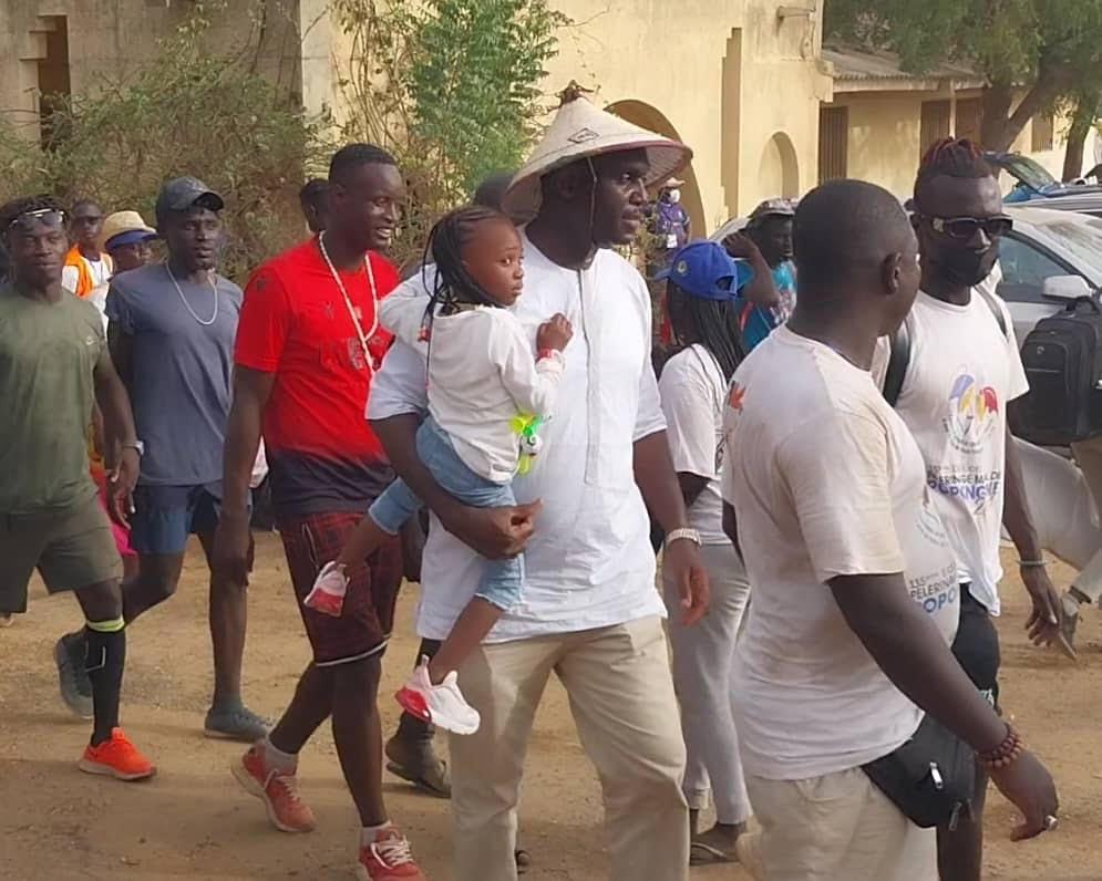 Popenguine: Adama Faye marche avec les pèlerins