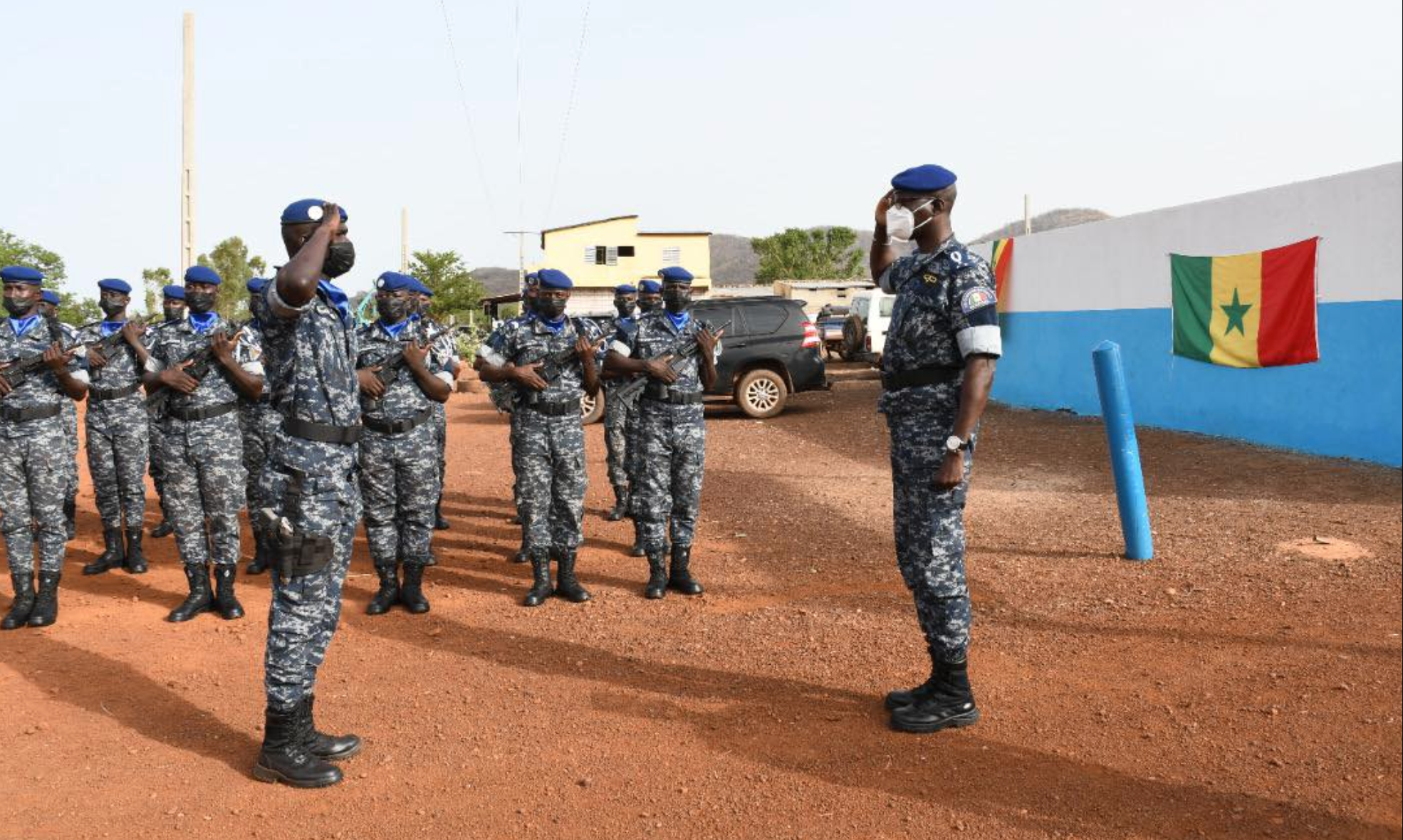 Solidarité après les manifestations à Dakar : Les populations offrent de la nourriture aux gendarmes et policiers, témoignant de l'unité du Sénégal