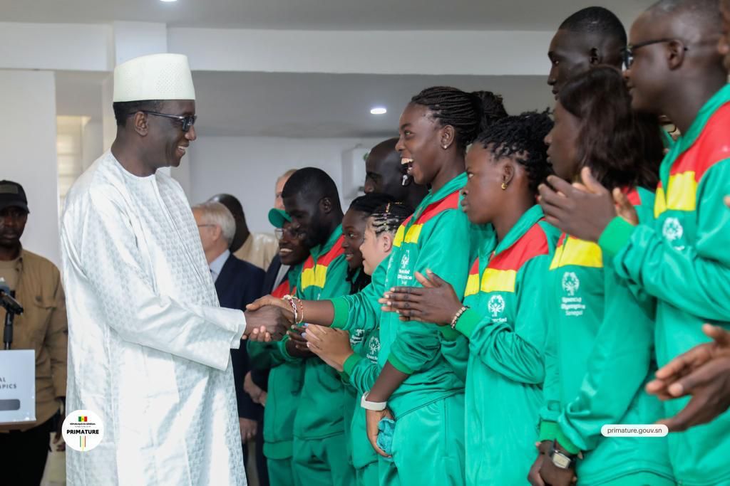 Jeux mondiaux de Berlin : Amadou Bâ, Premier Ministre, remet le drapeau national à la délégation «Spécial Olympics»