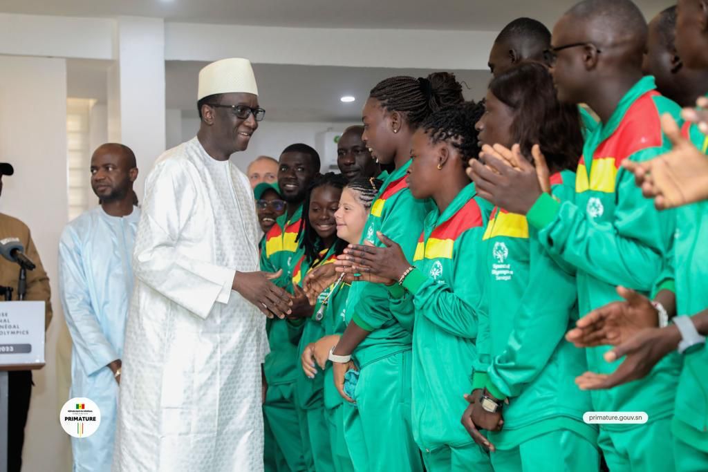 Jeux mondiaux de Berlin : Amadou Bâ, Premier Ministre, remet le drapeau national à la délégation «Spécial Olympics»
