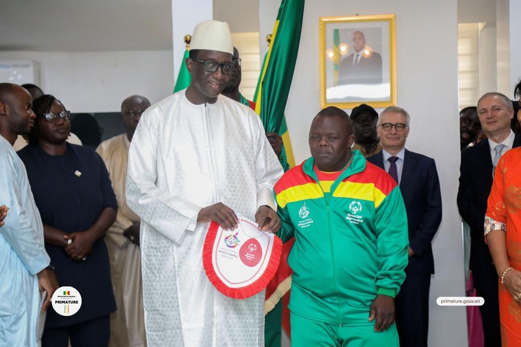Jeux mondiaux de Berlin : Amadou Bâ, Premier Ministre, remet le drapeau national à la délégation «Spécial Olympics»