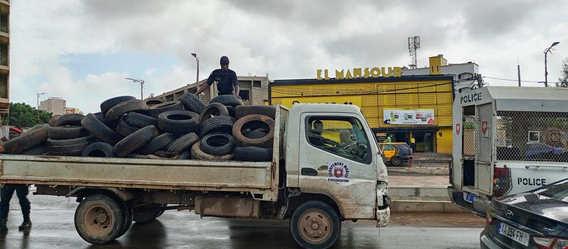 Opération de ramassage de pneus et découverte suspecte d'essence à Grand-Dakar