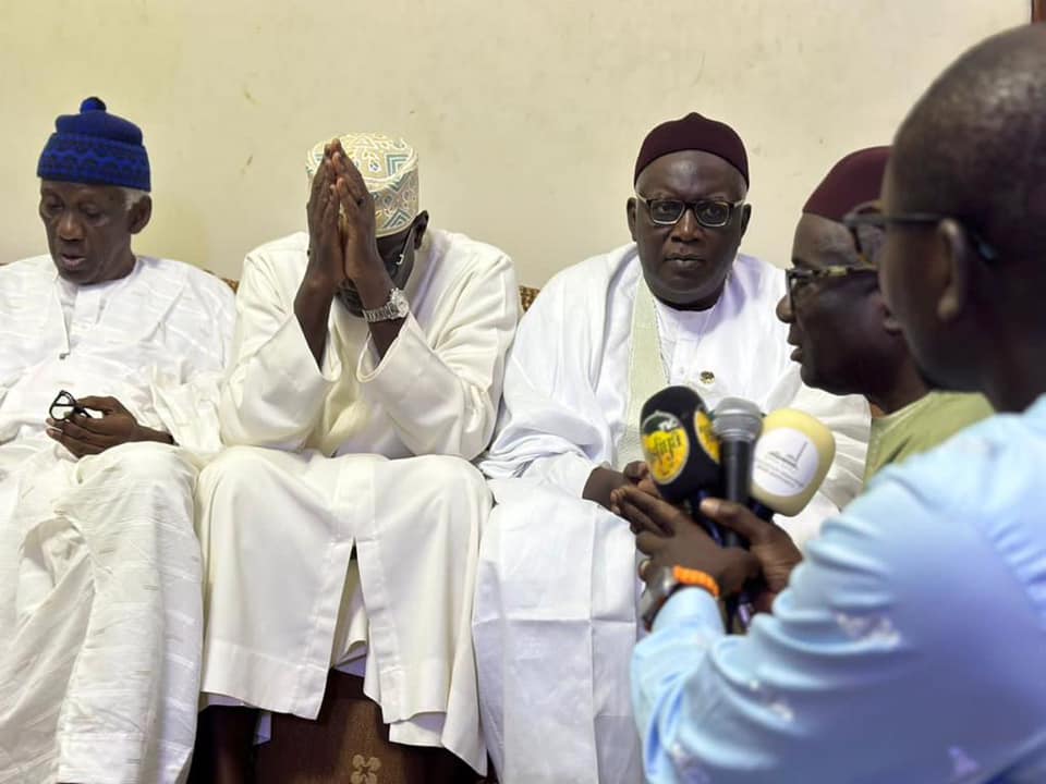 Visite du nouveau Directeur général de la Banque Islamique du Sénégal à la Grande Mosquée de Tivaouane (Photos) Visite du nouveau Directeur général de la Banque Islamique du Sénégal à la Grande Mosquée de Tivaouane (Photos)
