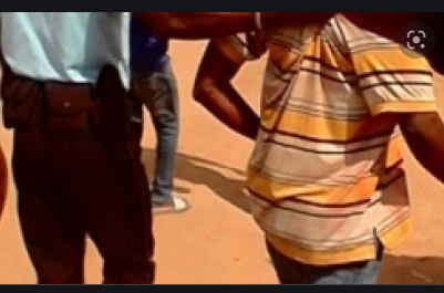 Le voleur des chaussures de luxe à la mosquée, tombe