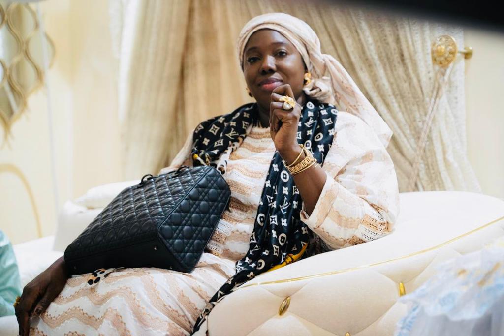 Portrait de Khadidiatou Bousso DIOP : Une Conseillère Personnelle et Lobbyiste au Parcours Inspirant à Touba. Portrait de Khadidiatou Bousso DIOP : Une Conseillère Personnelle et Lobbyiste au Parcours Inspirant à Touba.