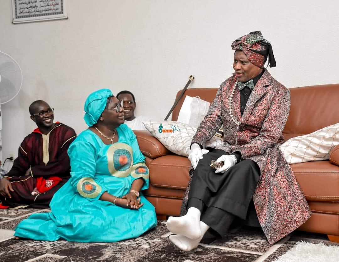 Cheikh Ahmadou Kara Mbacké avec l'une de ses épouses Soxna Faty Issa Dieng Mbacké, première femme à présenter le journal télévisé au Sénégal (Photos)