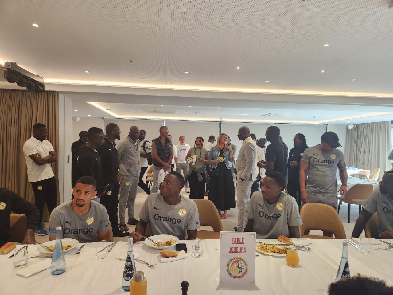 Sénégal-Cameroun : La famille de Pape Bouba Diop rend visite aux "Lions" (Photos)