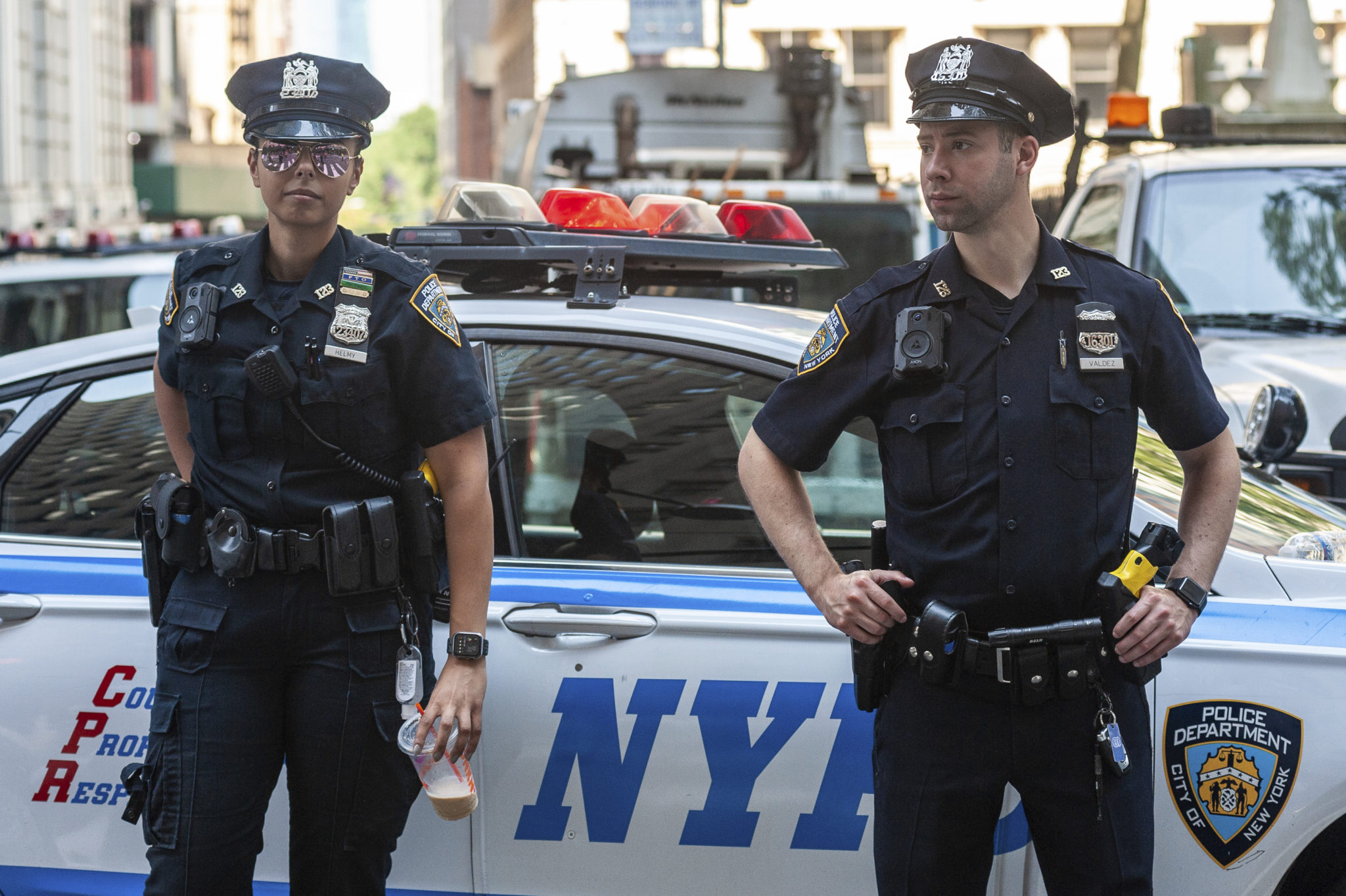 What do police officers do. NYPD Officer. Форма полиции США. Полиция Америки. Американский полицейский.