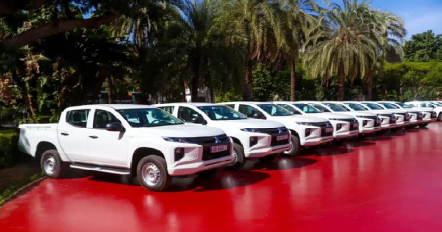 Mission de contrôle des prix sur tout le territoire national : Macky Sall remet un lot de 100 voitures au ministre du Commerce