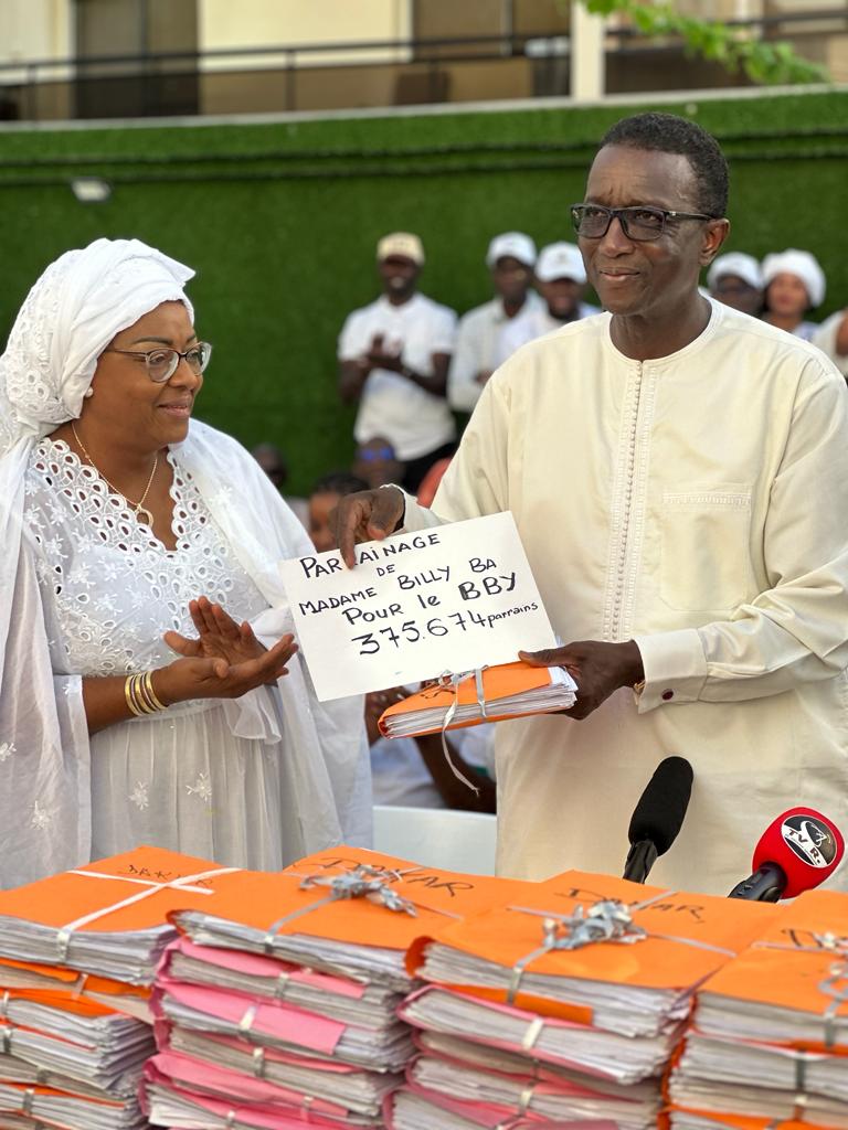 Présidentielle 2024 : Aïssatou Billy Bâ, première épouse d'Amadou Bâ, rassemble 375 674 parrains, en faveur de BBY