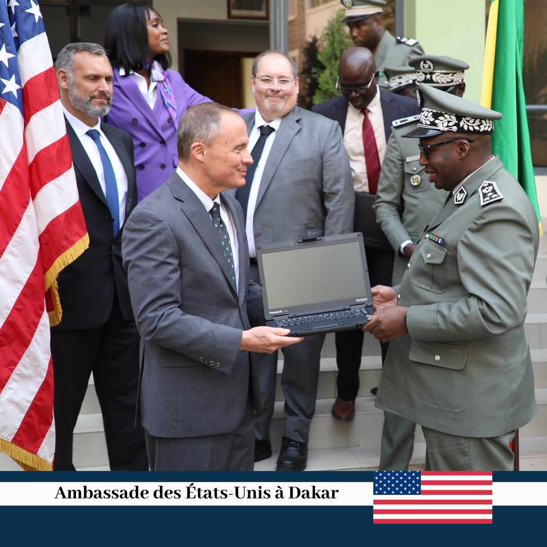 Remise officielle : L'Ambassadeur Mike remet un document clé au Directeur général des Douanes, Colonel Mbaye Ndiaye