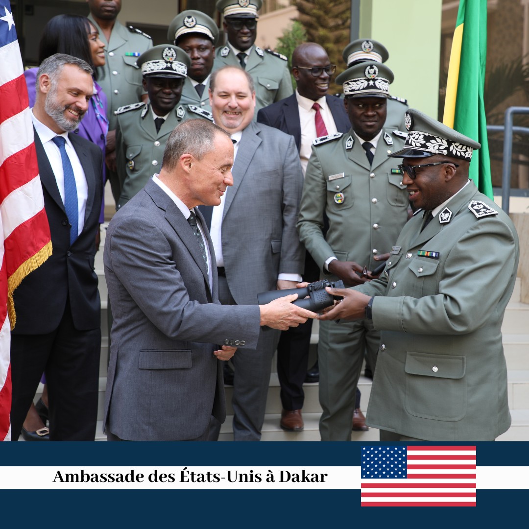 Remise officielle : L'Ambassadeur Mike remet un document clé au Directeur général des Douanes, Colonel Mbaye Ndiaye