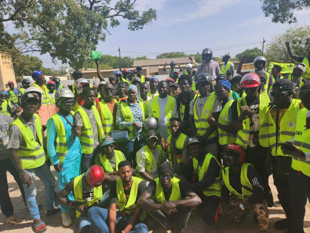 Sécurité routière à Mbour: Le maire Cheikh Issa Sall octroie des casques et gilets aux conducteurs de Jakarta de sa Commune